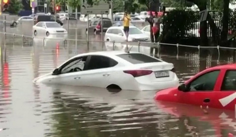 Мощные тропические ливни накрыли Москву