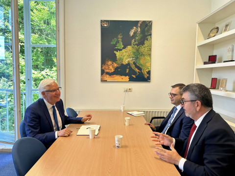 Abisoghomonyan briefs Ron Ton on vision of Armenia for organization of COP17