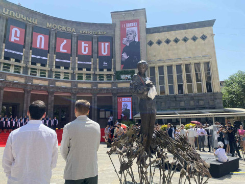 Երևանի Ազնավուրի հրապարակում բացվեց Շառլ Ազնավուրի արձանը