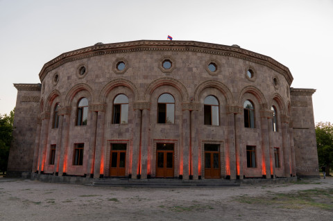 Վերին Արտաշատի մշակույթի տունն է, որտեղ Հայաստանի ազգային ֆիլհարմոնիկ նվագախումբը մարզային հերթական համերգն անցկացրեց․ ԿԳՄՍ նախարարը լուսանկարներ է հրապարակել