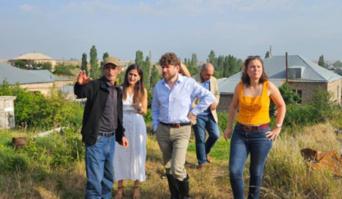 Ֆրանսիայի դեսպանն այցելել է Գեղարքունիքի մարզի մի շարք բնակավայրեր,  ծանոթացել է կով կթելու տեխնիկային
