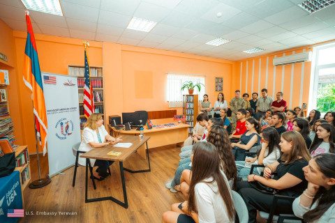 Դեսպան Քվինը հանդիպել է Լոռու մարզի դպրոցականների, ուսանողների և ԱՄՆ փոխանակման ծրագրերի շրջանավարտների հետ