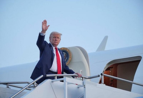 Трамп вылетел с базы Эндрюс на Аляску на встречу с Путиным