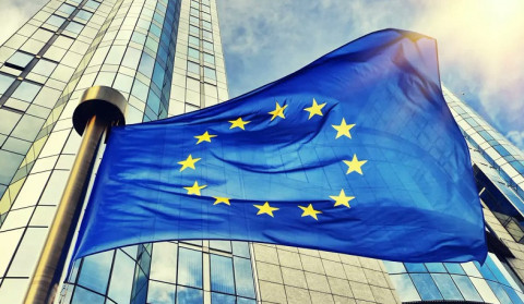 Украина должна сама принимать решения по своей территории, заявили в ЕС