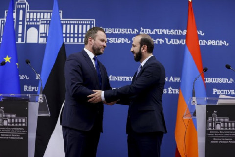 Арарат Мирзоян поздравил главу МИД Эстонии с Днем независимости