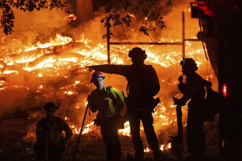 Firefighters battle Pickett fire in California