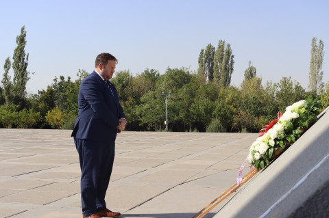 Stephen Doughty visits Armenian Genocide Memorial