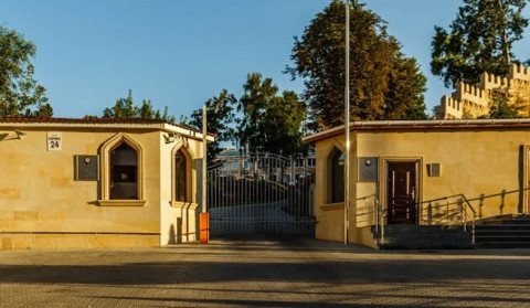 Здание посольства Азербайджана в Киеве повреждено в результате атаки российских войск