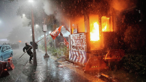 В Индонезии вспыхнули массовые протесты: три человека погибли