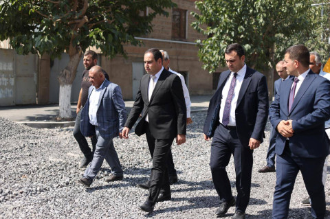Դավիթ Խուդաթյան այցելել է Վաղարշապատ համայնքի մի շարք շինհրապարակներ՝ ծանոթանալու ընթացիկ աշխատանքներին
