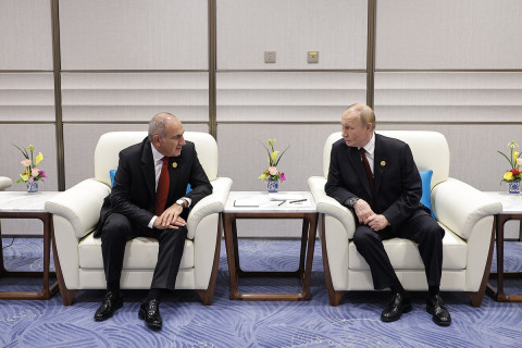 Nikol Pashinyan and Vladimir Putin meet in China