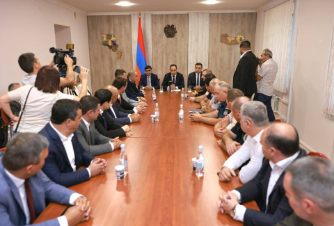 ՏԿԵ նախարարն Արմավիրի մարզպետի աշխատակազմին է ներկայացրել նորանշանակ մարզպետին