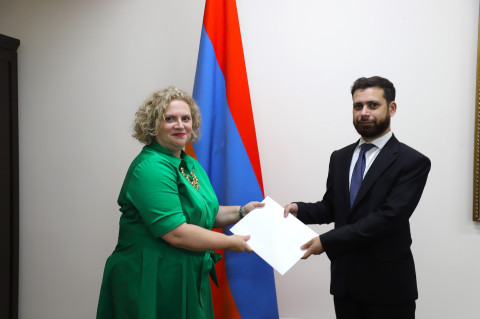 Միացյալ Թագավորության նորանշանակ դեսպանն իր հավատարմագրերի պատճենն է հանձնել ՀՀ ԱԳ նախարարի տեղակալին