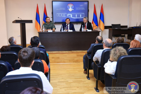 Սուրեն Պապիկյանը Հանրային խորհրդի անդամների հետ քննարկել է պաշտպանության ոլորտին վերաբերող հարցեր
