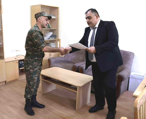 ՊՆ զինծառայողը պարգևատրվել է ՀՀ կարմիրգրքյան արջի քոթոթին փրկելու համար