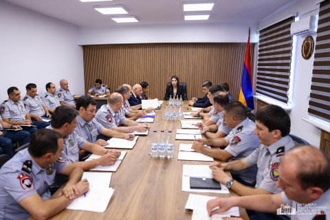 Նվազել են սպանության և բնակարանային գողության դեպքերը, հայտնաբերվել՝ 1804 հետախուզվող․ ՆԳ նախարարը հանդիպել է ՔՈԳՎ վարչությունների ծառայողների հետ