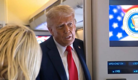 Трамп предположил, что критикующие его телеканалы надо лишать лицензии: BBC