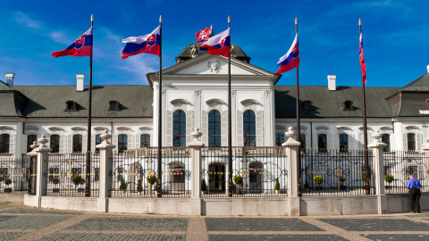 Парламент Словакии изменил конституцию, признав только два пола