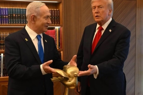 Нетаньяху вручает Трампу статуэтку золотого голубя