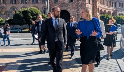 Արարատ Միրզոյանը և Էլինա Վալտոնենը կարճ զբոսնել են 2807-ամյա Երևանում