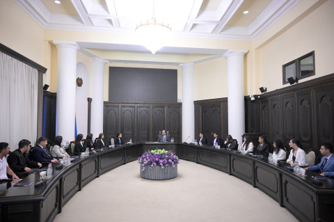 Արայիկ Հարությունյանը Կառավարությունում ընդունել է Երիտասարդ քաղաքագետների ակումբի անդամներին