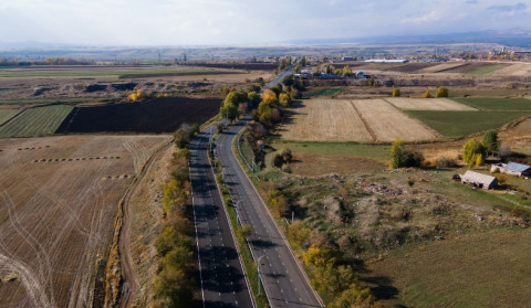 Նորոգված ճանապարհով Մ-1 միջպետական ճանապարհից՝ դեպի «Շիրակ» օդանավակայան
