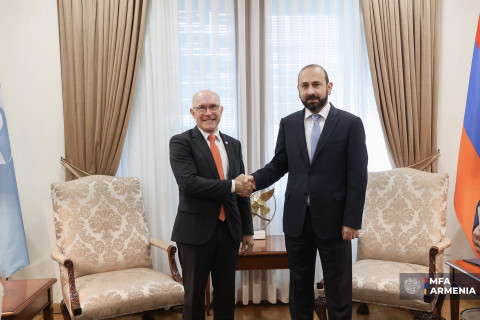 Ararat Mirzoyan and Robert Floyd exchange views on ongoing international developments
