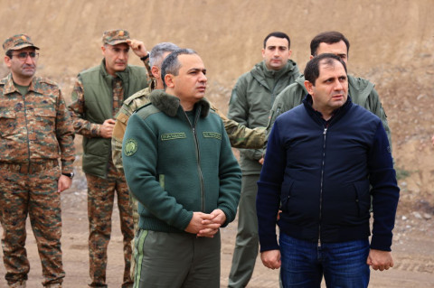 Müdafiə naziri sərhəddə olub