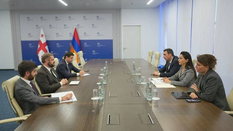 Armenian and Georgian economy ministers discuss cooperation in transport and logistics