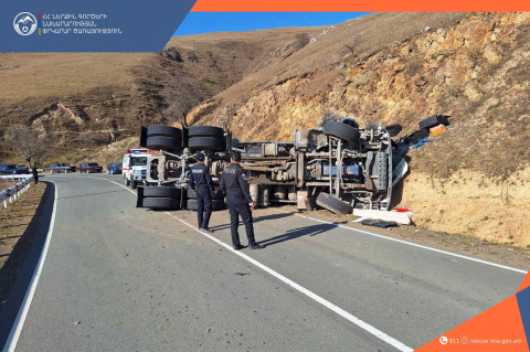 Բերդ-Ճամբարակ ճանապարհին բեռնատար է կողաշրջվել․ վարորդը հոսպիտալացվել է