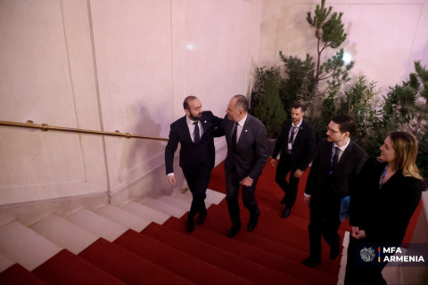 Mirzoyan ATƏT Nazirlər Konfransında həmkarları ilə görüşüb