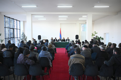 Արայիկ Հարությունյանը հանդիպել է տեղահանված անձանց հետ. քննարկվել են սոցիալական աջակցության հարցեր