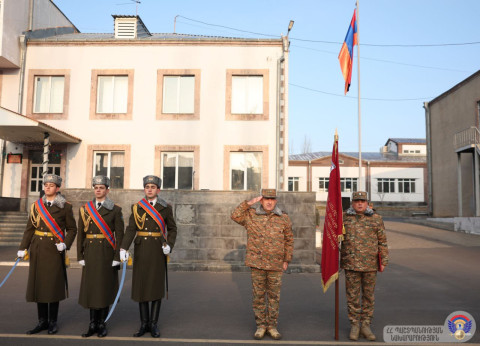 Սուրեն Պապիկյանի հրամանով տարածքային պաշտպանության զորքերի հրամանատարությանը հանձնվել է մարտական դրոշ