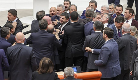 Türkiyə parlamentində büdcə müzakirəsi zamanı dava baş verib