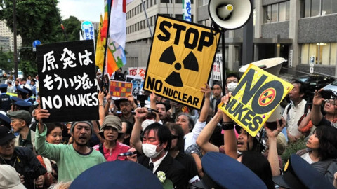 Protesters in Tokyo protest against decision to restart nuclear power plant in Niigata Prefecture