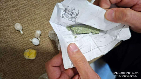 Օպերատիվ միջոցառումների արդյունքում փաստաբանի մոտ հայտնաբերվել են թմրամիջոցների նմանվող զանգվածներ