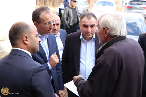 Արսեն Թորոսյանն այցելել է «Ձեզ համար» և «Առաքելություն Հայաստան» ԲՀԿ-ների կենտրոններ, շփվել երեխաների ու տարեցների հետ