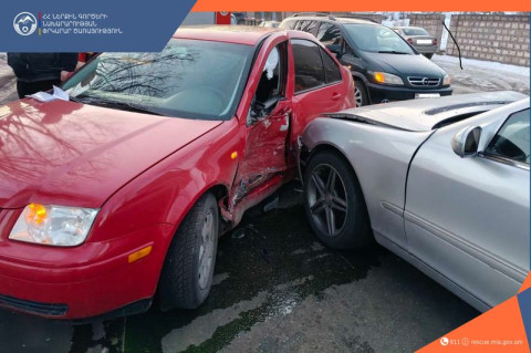 Վանաձորում մեքենաներ են բախվել․ կա տուժած