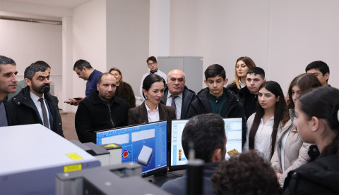 Ժաննա Անդրեասյանը դպրոցականների հետ այցելել է Քիմիական ֆիզիկայի ինստիտուտ