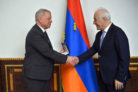 ՀՀ նախագահը հրաժեշտի հանդիպում է ունեցել ԵՄ դիտորդական առաքելության ղեկավարի հետ և պարգևատրել նրան Երախտագիտության մեդալով