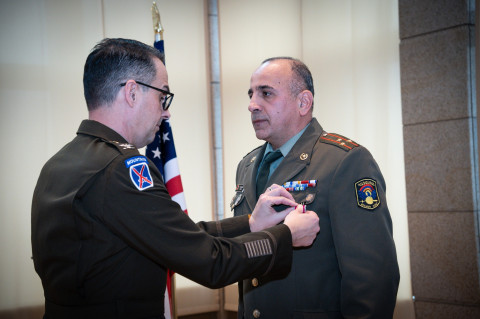 ABŞ hərbi attaşesi Metyu Krou polkovnik Arman Mkrtçyana “Fəxri Legion” ordenini təqdim edib