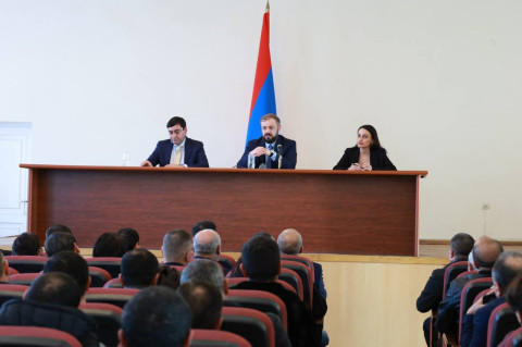 Գևորգ Պապոյանը Արմավիրի մարզում լսել է բնակիչների առաջարկներն ու դիտարկումները և ներկայացրել անհրաժեշտ պարզաբանումներ
