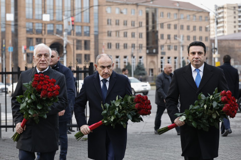 Վարչապետը հարգանքի տուրք է մատուցել 2008 թ. մարտի 1-ի զոհերի հիշատակին