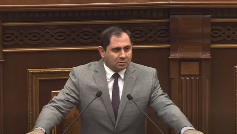 30 դեպքը ներկայացնում են, որ ամբողջ օրը բանակում ավտոմատը առած ժամկետային զինծառայողները իրար կոտորում են. Պապիկյան