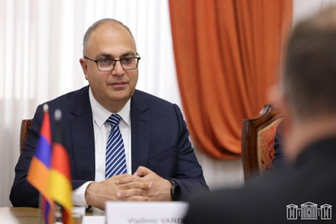 Ալեն Սիմոնյանը ԱԺ պատգամավոր Վլադիմիր Վարդանյանի՝ պատգամավորի լիազորությունները դադարած համարելու մասին արձանագրություն է ստորագրել