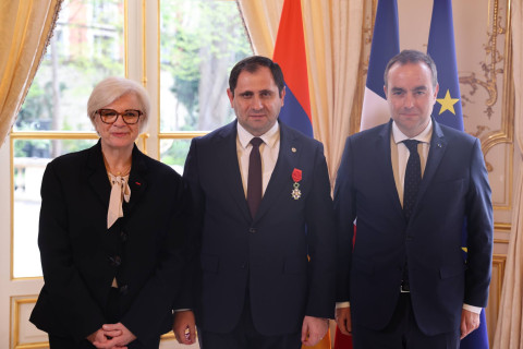 Մակրոնի հրամանագրով Պապիկյանին շնորհվել է Ֆրանսիայի «Պատվո լեգեոն» շքանշանը