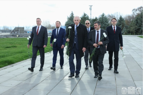 Լիտվայի Սեյմասի պատվիրակությունն այցելել է Ծիծեռնակաբերդի հուշահամալիր