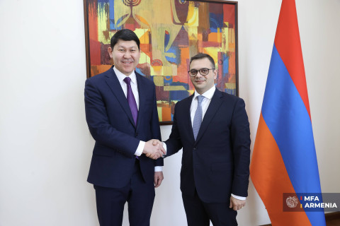 ER Xİ nazirinin müavini Qazaxıstan XİN-in Çoxtərəfli Əməkdaşlıq Departamentinin direktoruna sülh prosesini təqdim edib