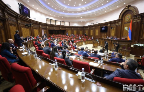 ԱԺ արտահերթ նիստի օրակարգային 4 նախագծերը, այդ թվում՝ ԸՕ-ի փոփոխությանն առնչվող առաջարկը, ընդունվեցին