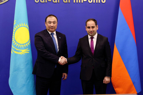 Ərazi idarəetmə və infrastruktur naziri və Qazaxıstan səfiri aviasiya və nəqliyyat sektorları ilə bağlı məsələləri müzakirə ediblər